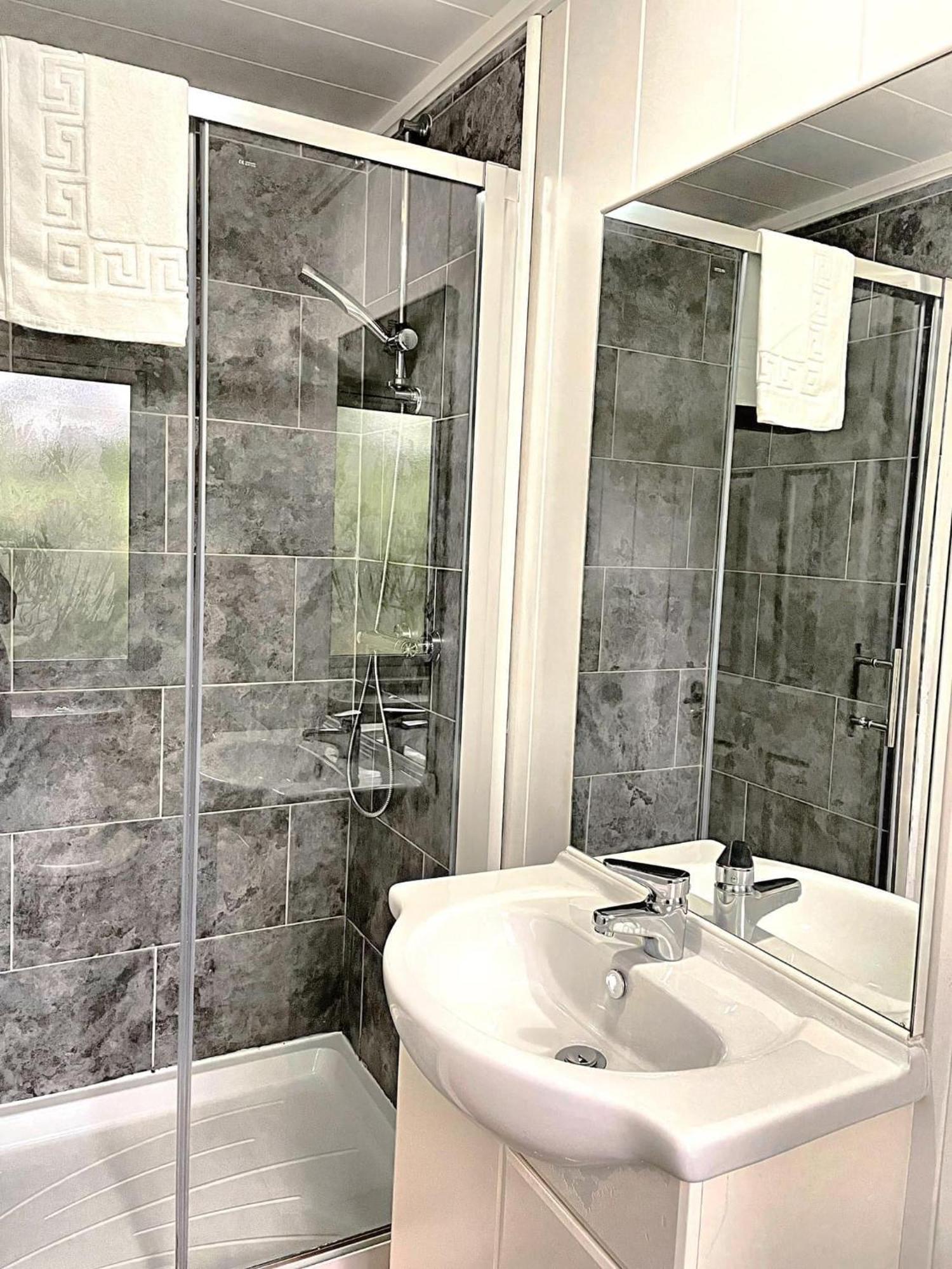 Woodland View -Hot Tub-Tenby-Carmarthen-St Clears Buitenkant foto
